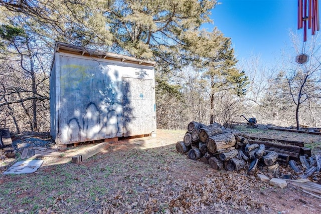 view of yard featuring a storage shed