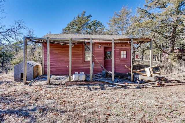 exterior space featuring a shed