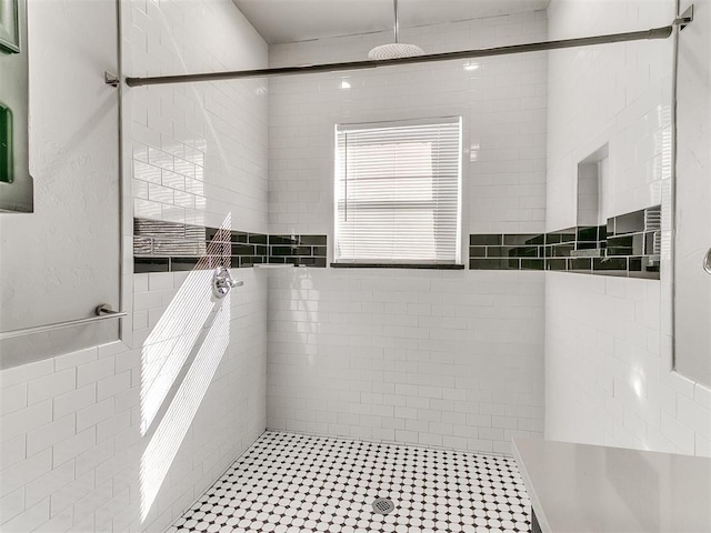 full bath with tiled shower