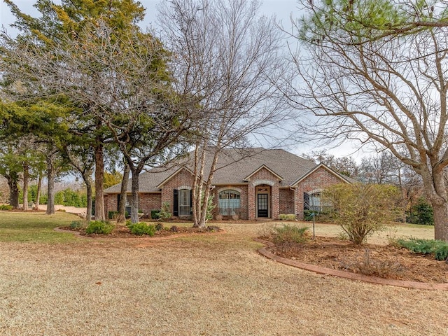 view of front facade featuring a front lawn