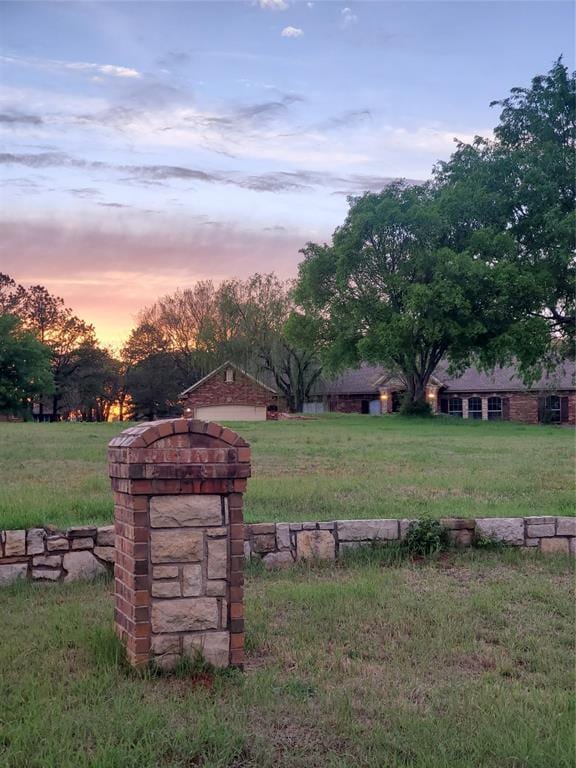 view of yard at dusk