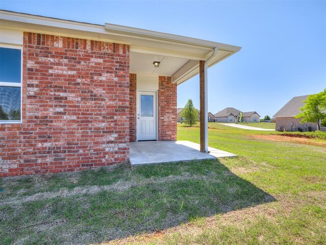 13136 Mannington Rd, Edmond, OK 73025 - view of grassy yard featuring a patio area