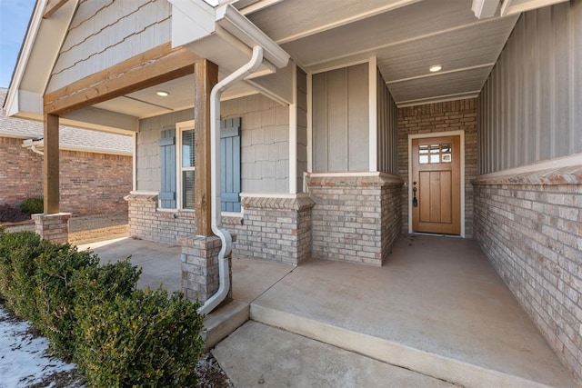 doorway to property featuring covered porch