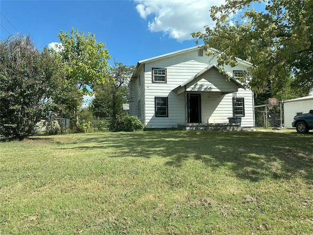 view of front of property featuring a front yard