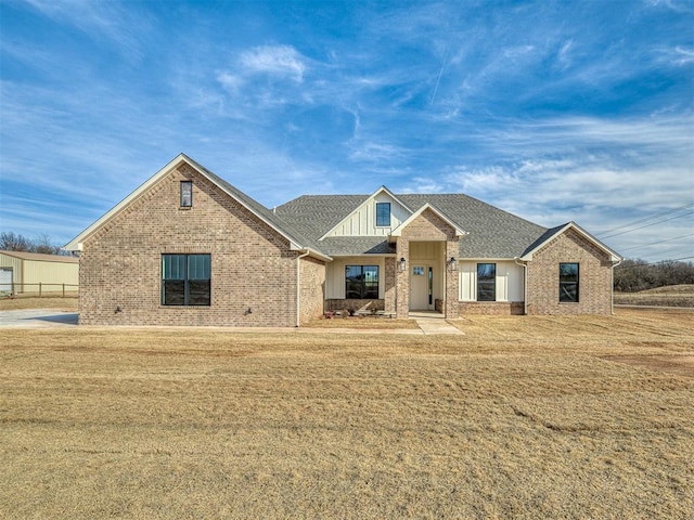 view of front of property with a front yard