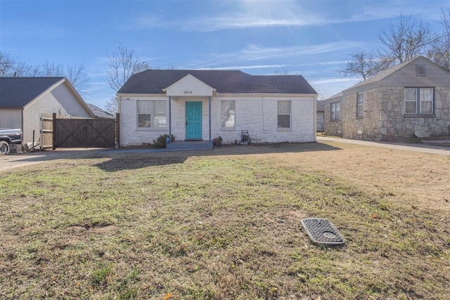 view of front of home featuring a front yard