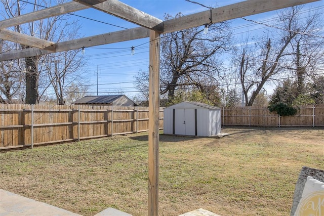 view of yard with a shed