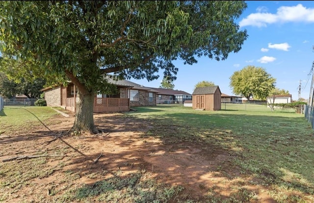 view of yard featuring a storage shed