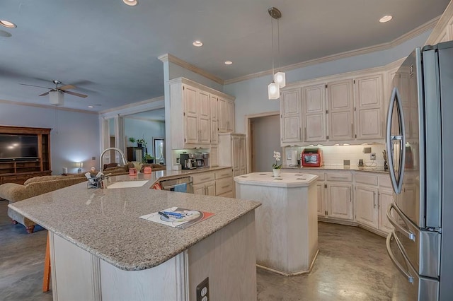 kitchen featuring a kitchen island with sink, hanging light fixtures, stainless steel appliances, a kitchen breakfast bar, and decorative backsplash