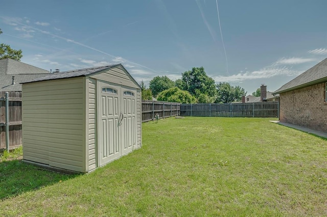 view of yard with a storage unit