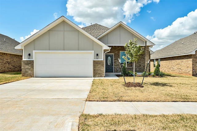 craftsman house featuring a garage and a front lawn