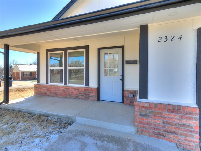 property entrance featuring a porch