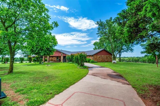 1901 E 15th St, Chandler, OK 74834 - surrounding community with a yard