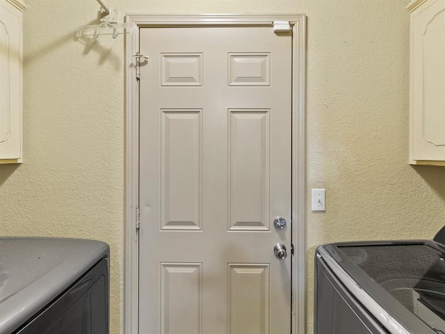 laundry room with cabinets and independent washer and dryer