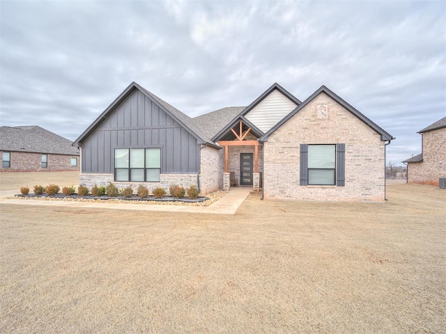 view of front of home featuring a front lawn