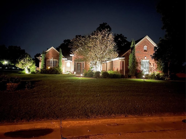 view of front of home featuring a yard