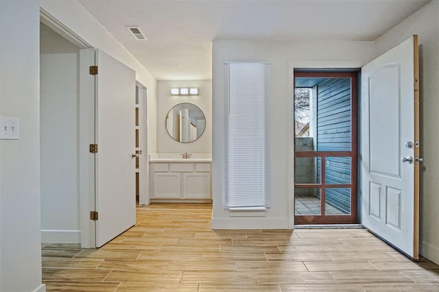 entryway featuring sink