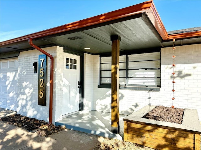 entrance to property featuring covered porch