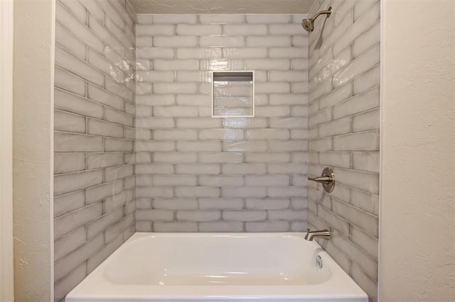 bathroom with tiled shower / bath combo