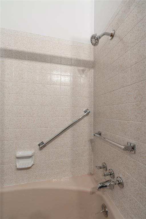 bathroom with tiled shower / bath combo