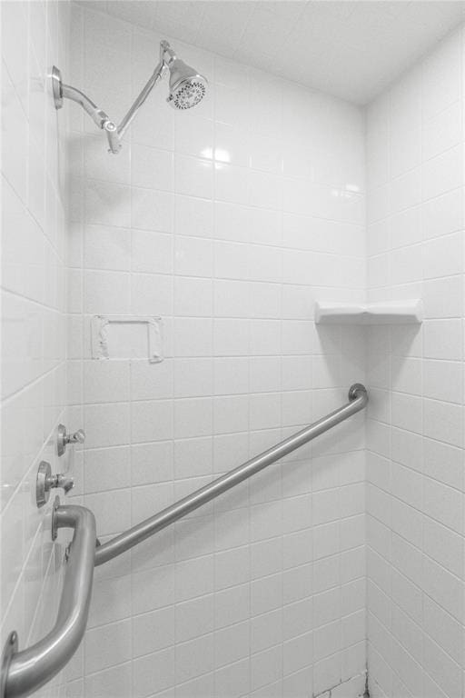 bathroom featuring a tile shower