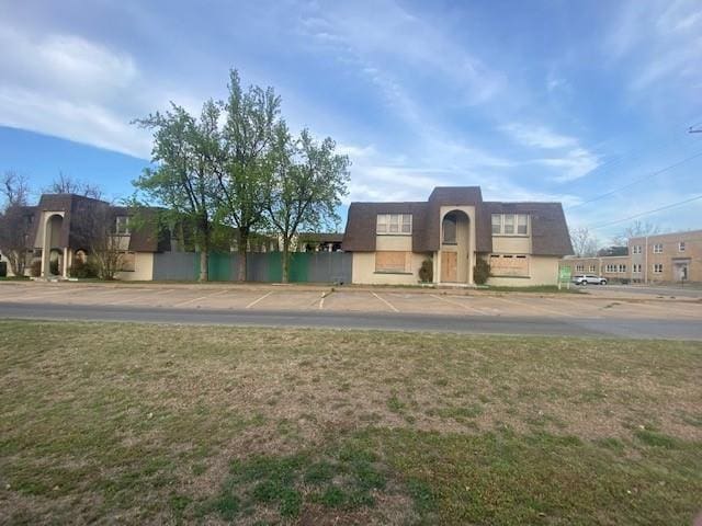 view of front of property featuring a front yard