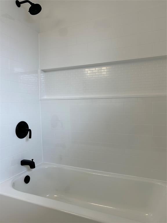 bathroom with tiled shower / bath combo