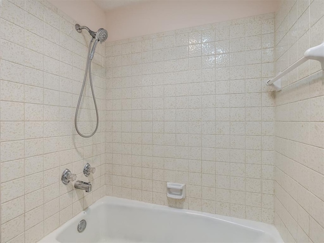 bathroom featuring tiled shower / bath