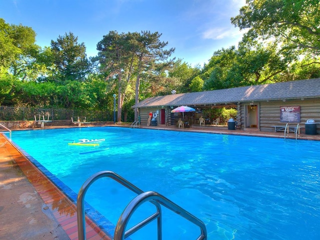 view of swimming pool