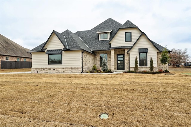 view of front of property featuring a front lawn