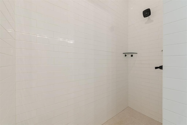 bathroom featuring tiled shower