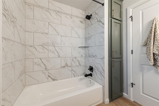 bathroom with wood-type flooring and tiled shower / bath