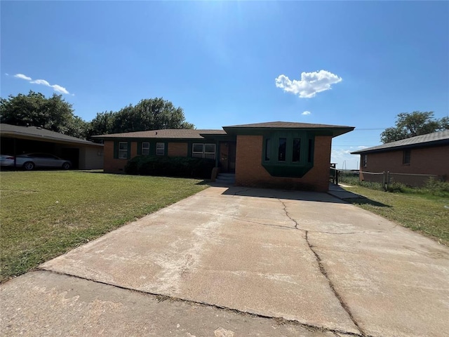 single story home featuring a front yard