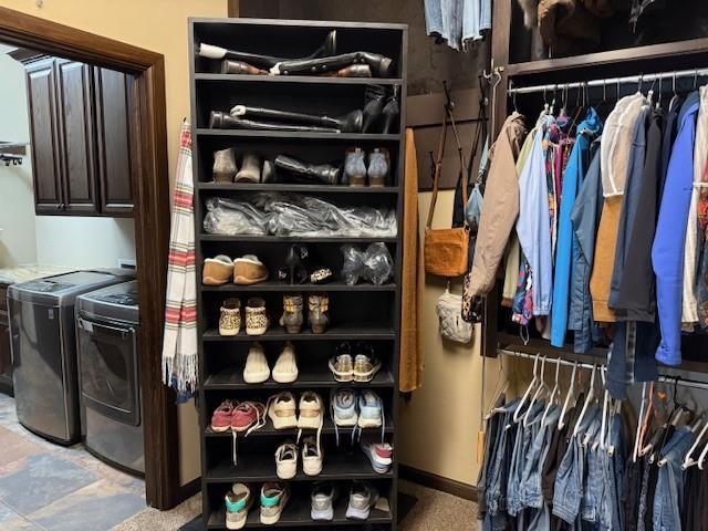 walk in closet with washer and clothes dryer