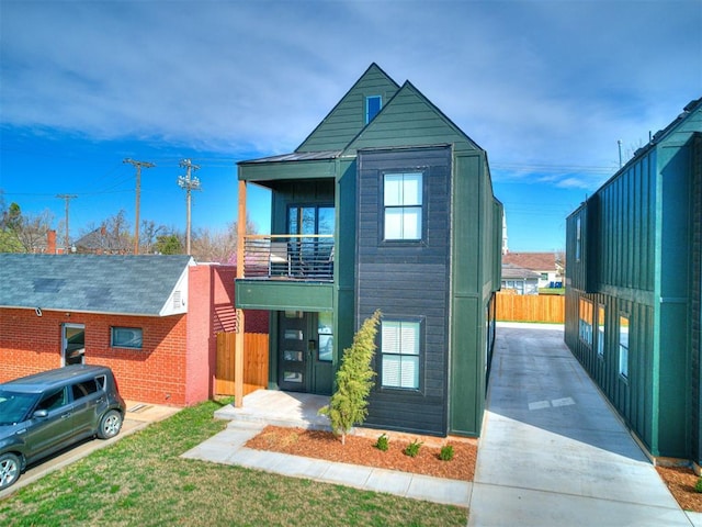 view of front of property featuring a balcony