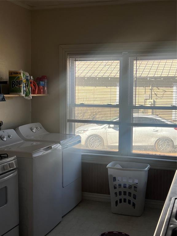 506 N Broadway St, Marlow, OK 73055 - clothes washing area featuring independent washer and dryer