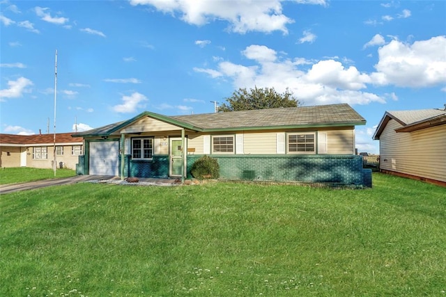 view of front of house featuring a garage and a front yard