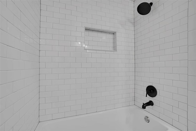 bathroom with tiled shower / bath