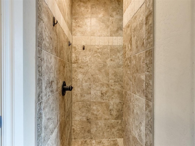 room details featuring a tile shower