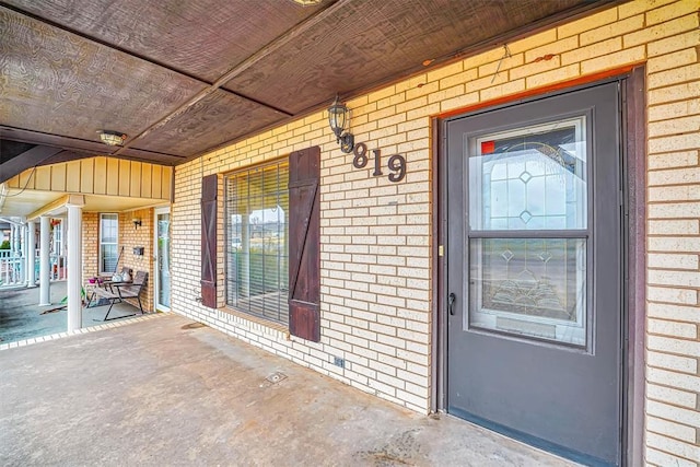 property entrance with covered porch