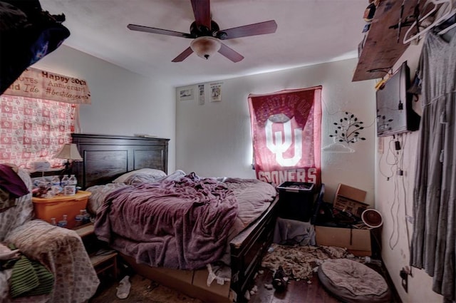 bedroom with a ceiling fan