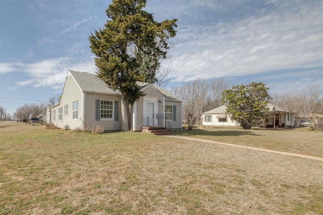 view of front facade featuring a front lawn