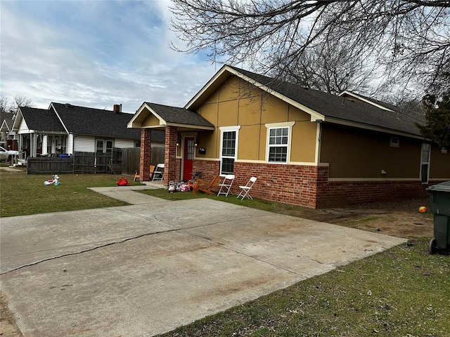 view of front of property featuring a front yard