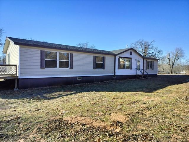 view of front of property featuring entry steps and a front lawn