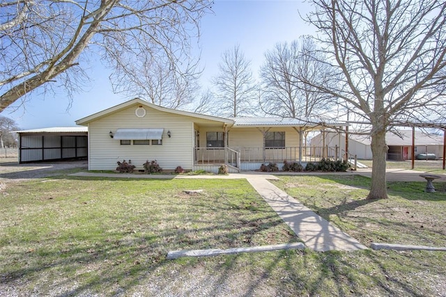 ranch-style house featuring a front lawn and a porch