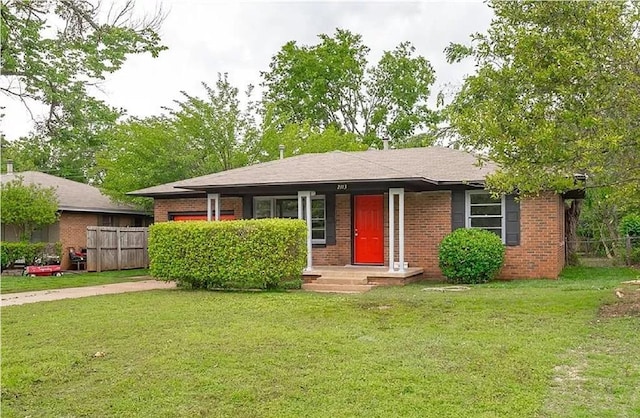 view of front of property with a front yard