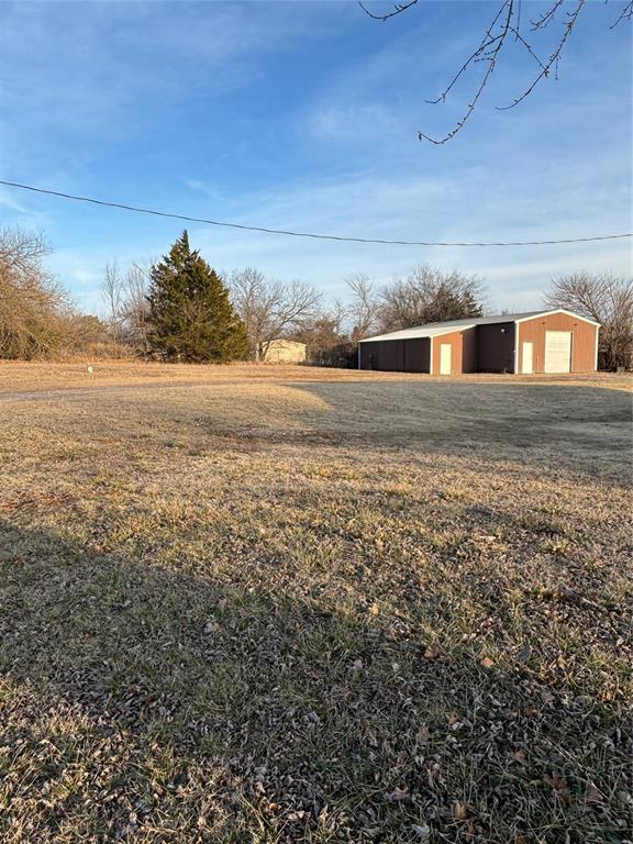 view of yard with an outbuilding