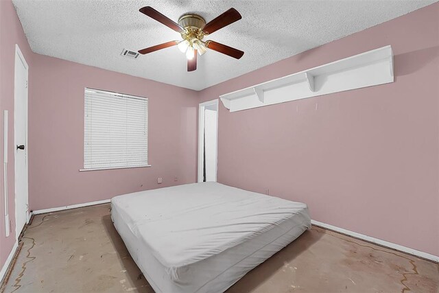 bedroom featuring ceiling fan and a textured ceiling