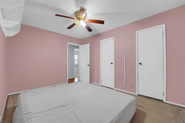 bedroom featuring ceiling fan and a textured ceiling