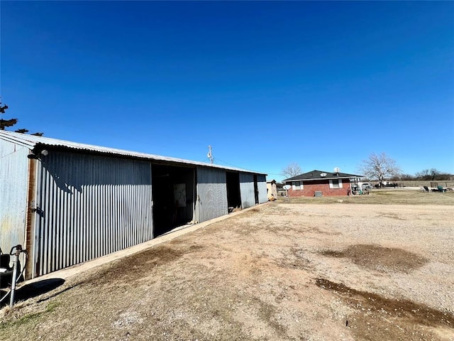 view of outdoor structure with an outbuilding